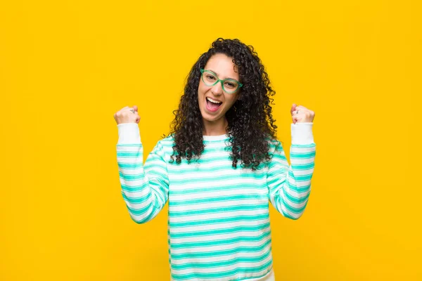 Jong Mooi Vrouw Gevoel Gelukkig Verrast Trots Schreeuwen Vieren Succes — Stockfoto