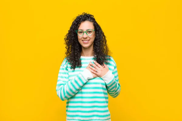 Jonge Mooie Vrouw Voelt Zich Romantisch Gelukkig Verliefd Vrolijk Glimlachen — Stockfoto