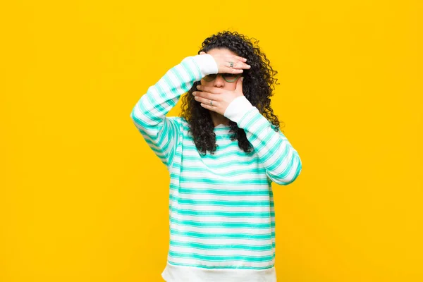 Junge Hübsche Frau Die Ihr Gesicht Mit Beiden Händen Bedeckt — Stockfoto