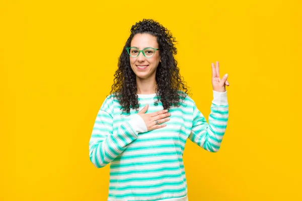 Jonge Mooie Vrouw Zoek Gelukkig Zelfverzekerd Betrouwbaar Glimlachend Tonen Overwinning — Stockfoto