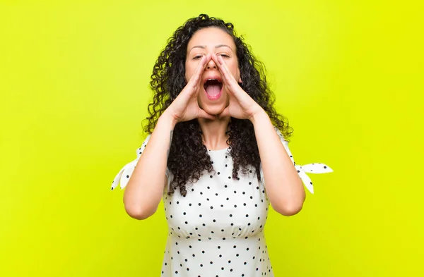 Giovane Bella Donna Sentirsi Felice Eccitato Positivo Dando Grande Grido — Foto Stock