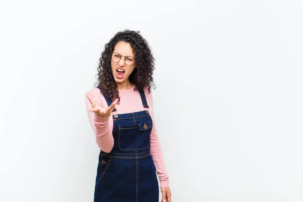 Ung Vacker Kvinna Ser Arg Irriterad Och Frustrerad Skrikande Wtf — Stockfoto