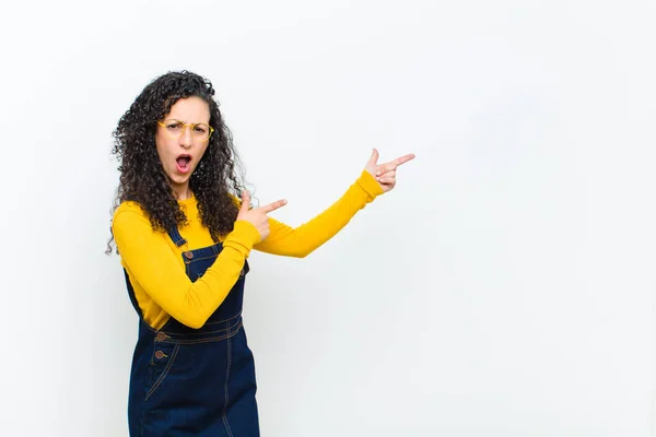 Jonge Mooie Vrouw Voelt Zich Geschokt Verrast Wijzend Naar Kopieer — Stockfoto