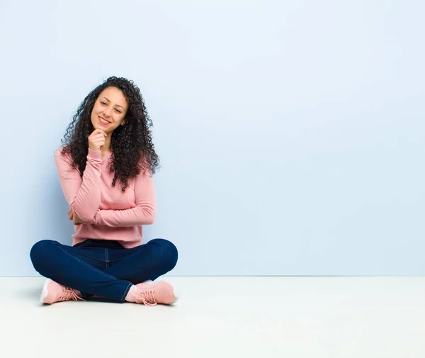 Jonge Mooie Vrouw Glimlachen Genieten Van Het Leven Zich Gelukkig — Stockfoto