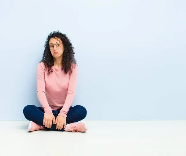 Jovem Bonita Mulher Sentindo Triste Estressado Chateado Por Causa Uma — Fotografia de Stock