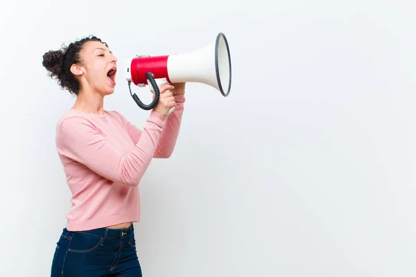 Jong Mooi Vrouw Met Een Megafoon Tegen Witte Muur — Stockfoto