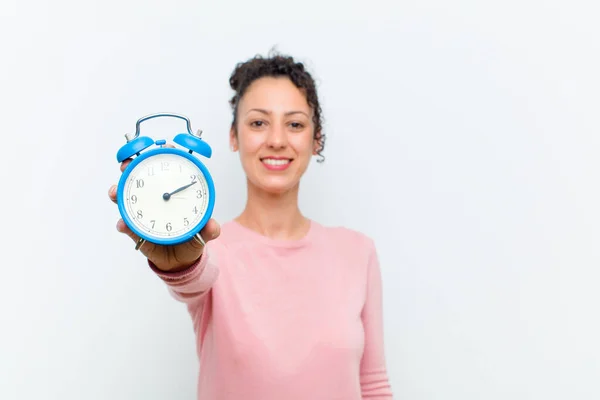 Joven Bonita Mujer Con Reloj Despertador Contra Pared Blanca — Foto de Stock