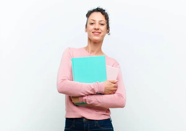 Jonge Mooie Vrouw Met Boeken Tegen Witte Muur — Stockfoto