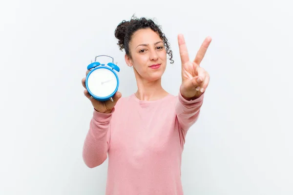 Joven Bonita Mujer Con Reloj Despertador Contra Pared Blanca — Foto de Stock