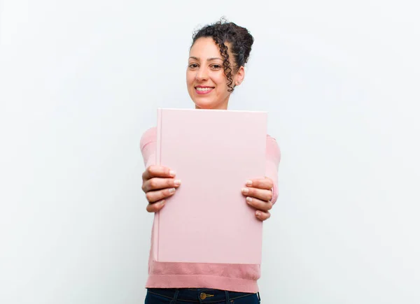 Joven Bonita Mujer Con Libros Contra Pared Blanca — Foto de Stock