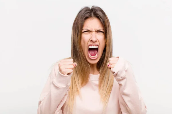 Mladá Hezká Žena Křičí Agresivně Otrávený Frustrovaný Naštvaný Pohled Sevřené — Stock fotografie