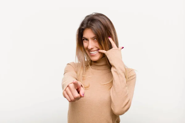 Junge Hübsche Frau Lächelt Fröhlich Und Zeigt Die Kamera Während — Stockfoto