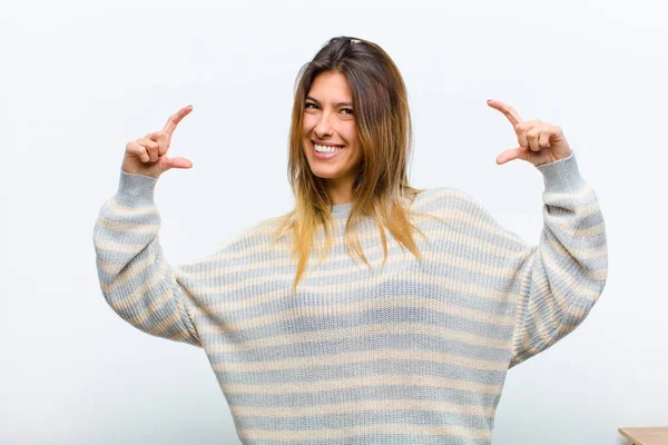 Jong Mooi Vrouw Framing Schetsen Van Eigen Glimlach Met Beide — Stockfoto