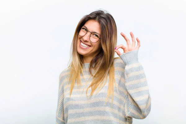 Jovem Bonita Mulher Sentindo Bem Sucedido Satisfeito Sorrindo Com Boca — Fotografia de Stock