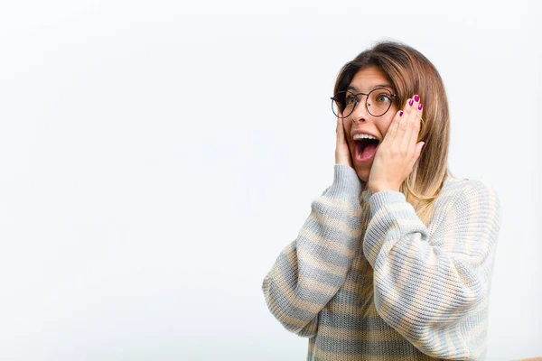 Jovem Bonita Mulher Sentindo Feliz Animado Surpreso Olhando Para Lado — Fotografia de Stock