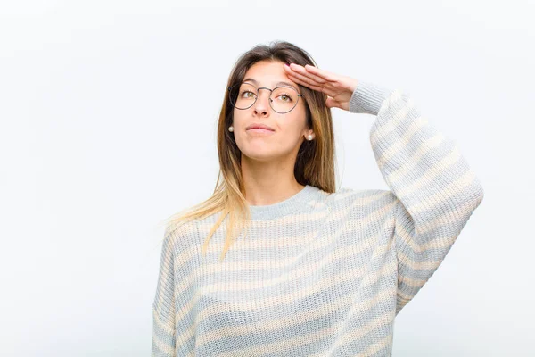 Joven Bonita Mujer Saludando Cámara Con Saludo Militar Acto Honor — Foto de Stock