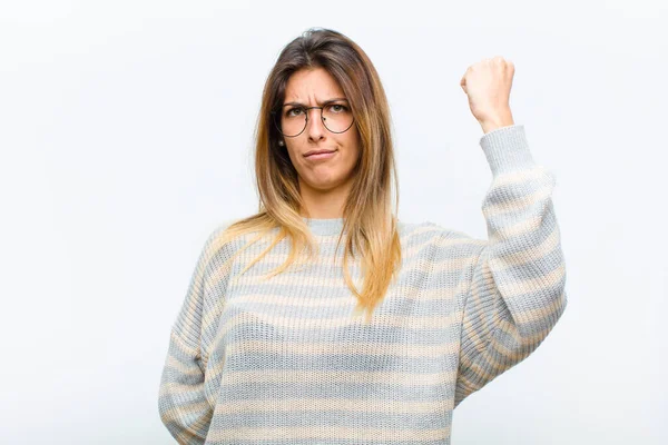 Joven Bonita Mujer Sintiéndose Seria Fuerte Rebelde Levantando Puño Protestando — Foto de Stock