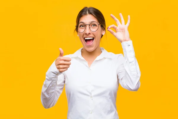 Junge Geschäftsfrau Fühlt Sich Glücklich Erstaunt Zufrieden Und Überrascht Zeigt — Stockfoto