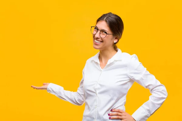 Junge Geschäftsfrau Die Sich Glücklich Und Fröhlich Fühlt Sie Lächelnd — Stockfoto