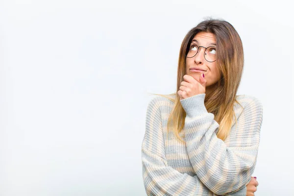 Joven Bonita Mujer Sintiéndose Reflexiva Preguntándose Imaginando Ideas Soñando Despierto — Foto de Stock