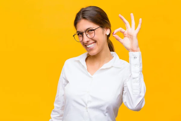 Junge Geschäftsfrau Fühlt Sich Glücklich Entspannt Und Zufrieden Zeigt Zustimmung — Stockfoto