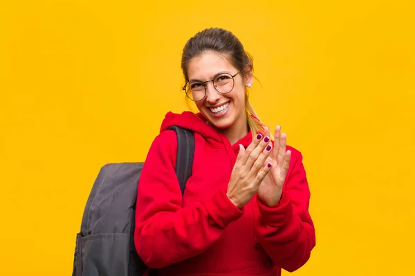 Νέα Όμορφη Μαθήτρια Αισθάνεται Ευτυχισμένη Και Επιτυχημένη Χαμογελώντας Και Χειροκροτώντας — Φωτογραφία Αρχείου