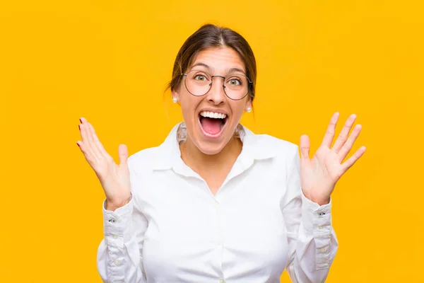 Joven Empresaria Sintiéndose Feliz Emocionada Sorprendida Sorprendida Sonriendo Asombrada Ante —  Fotos de Stock