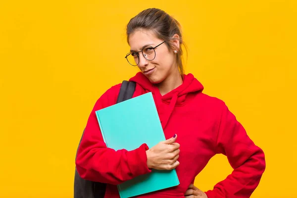 Jovem Estudante Bonita Olhando Orgulhoso Confiante Legal Atrevido Arrogante Sorrindo — Fotografia de Stock