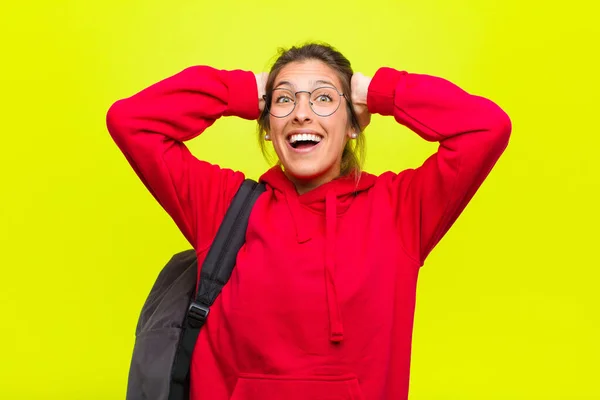 Ung Söt Student Ser Glad Bekymmerslös Vänlig Och Avslappnad Njuter — Stockfoto