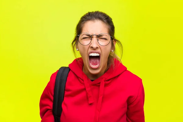 Junge Hübsche Studentin Schreit Aggressiv Sieht Sehr Wütend Frustriert Empört — Stockfoto