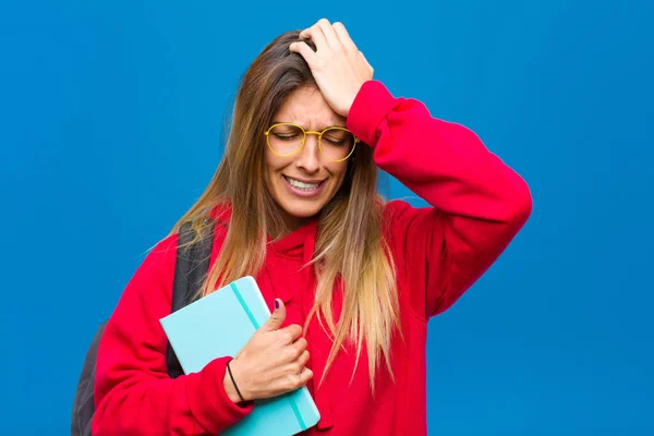 Junge Hübsche Studentin Fühlt Sich Gestresst Und Ängstlich Deprimiert Und — Stockfoto