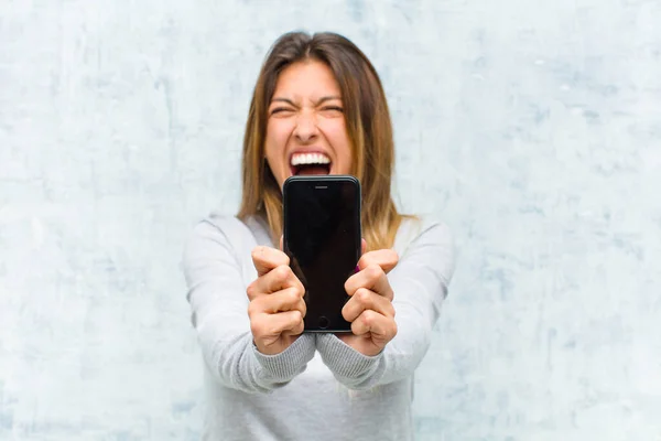 Giovane Bella Donna Con Uno Smartphone Contro Muro Grunge — Foto Stock