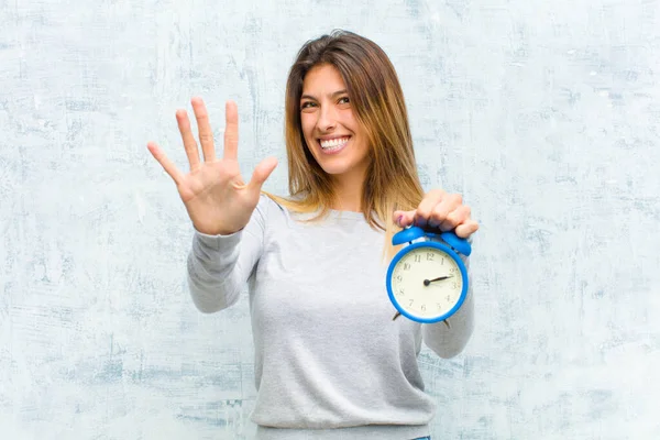 Joven Bonita Mujer Con Despertador Contra Pared Grunge — Foto de Stock