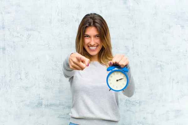 Joven Bonita Mujer Con Despertador Contra Pared Grunge — Foto de Stock