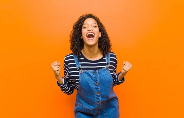 Joven Bonita Mujer Negra Sintiéndose Conmocionada Emocionada Feliz Riendo Celebrando — Foto de Stock
