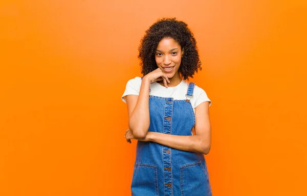 Junge Hübsche Schwarze Frau Lächelt Genießt Das Leben Fühlt Sich — Stockfoto