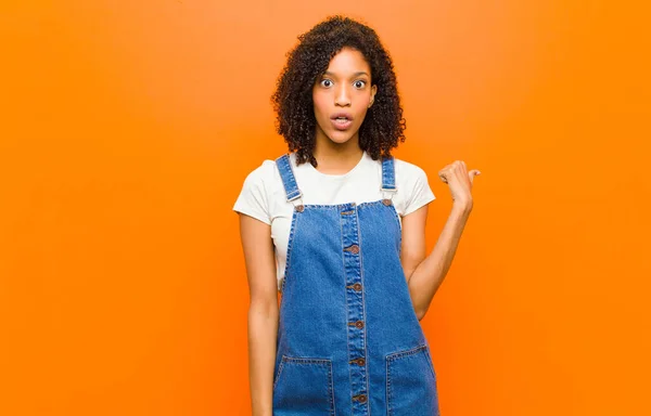 Junge Hübsche Schwarze Frau Schaut Erstaunt Ungläubig Zeigt Auf Objekt — Stockfoto