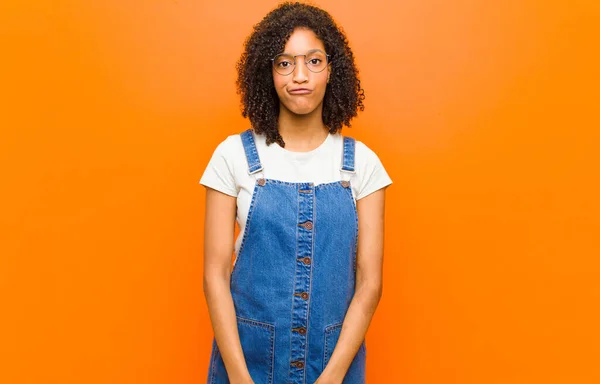 Joven Bonita Mujer Negra Sintiéndose Confundida Dudosa Preguntándose Tratando Elegir — Foto de Stock