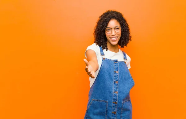 Junge Hübsche Schwarze Frau Lächelt Sieht Glücklich Zuversichtlich Und Freundlich — Stockfoto