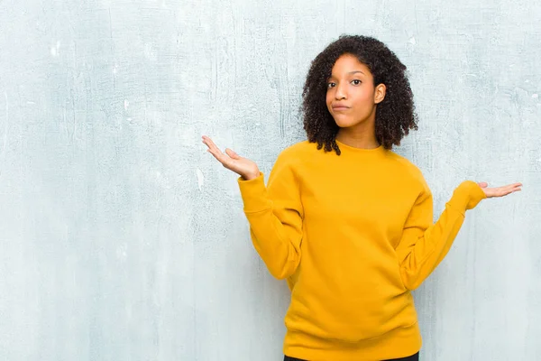 Jovem Mulher Negra Bonita Sentindo Perplexo Confuso Duvidar Ponderar Escolher — Fotografia de Stock