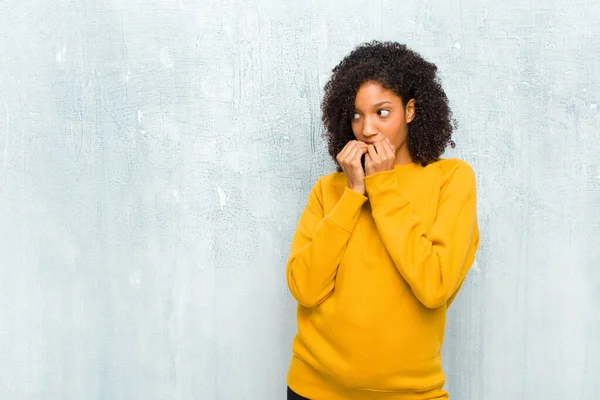 Jovem Bonita Mulher Negra Olhando Preocupado Ansioso Estressado Com Medo — Fotografia de Stock