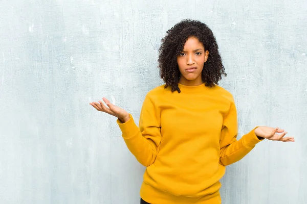 Joven Bastante Negro Mujer Buscando Desconcertado Confundido Estresado Preguntándose Entre —  Fotos de Stock