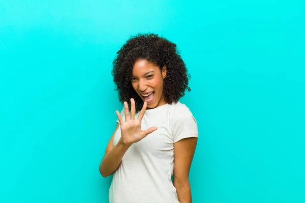 Jonge Zwarte Vrouw Glimlachen Kijken Vriendelijk Tonen Nummer Vijf Vijfde — Stockfoto