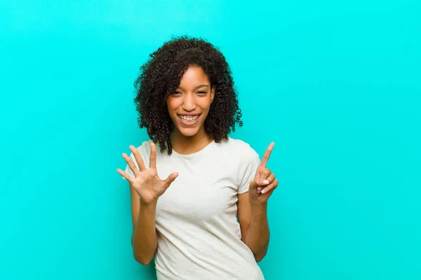 Jonge Zwarte Vrouw Glimlachen Kijken Vriendelijk Tonen Nummer Zes Zesde — Stockfoto