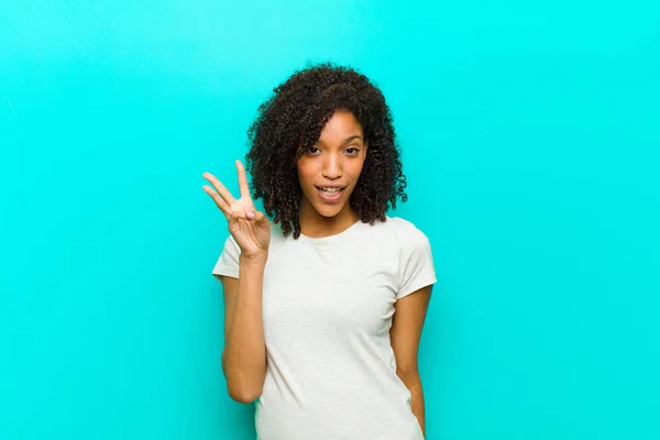 Joven Mujer Negra Sonriendo Mirando Amigable Mostrando Número Tres Tercero — Foto de Stock