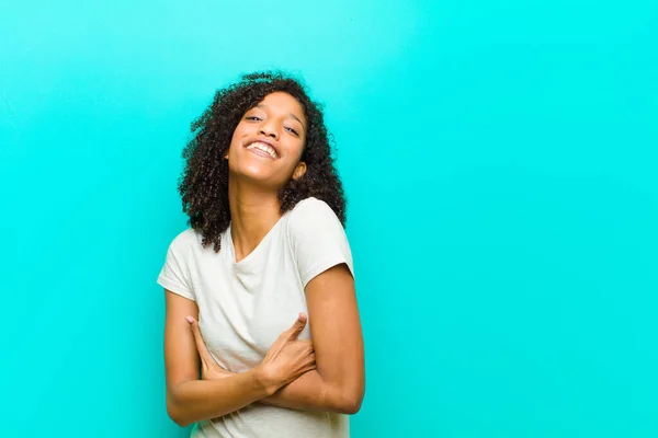 Giovane Donna Nera Che Ride Felice Con Braccia Incrociate Con — Foto Stock