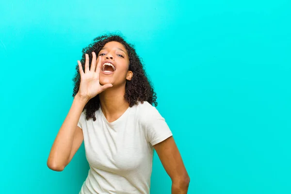 Jong Zwart Vrouw Profiel Uitzicht Zoek Gelukkig Opgewonden Schreeuwen Bellen — Stockfoto