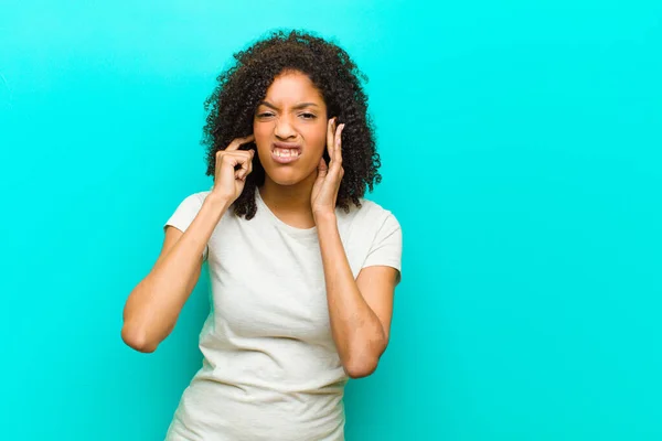 Joven Mujer Negra Mirando Enojado Estresado Molesto Cubriendo Ambos Oídos —  Fotos de Stock