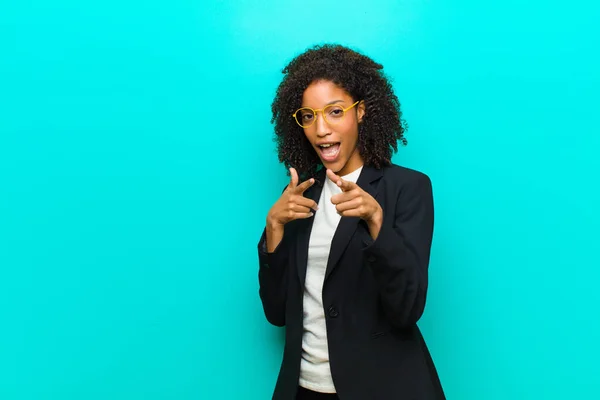 Jonge Zwarte Vrouw Glimlachen Met Een Positieve Succesvolle Gelukkige Houding — Stockfoto