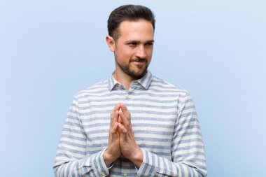 Genç yakışıklı adam gururlu, yaramaz ve kibirli. Şeytani bir plan kurarken ya da bir numara düşünürken.